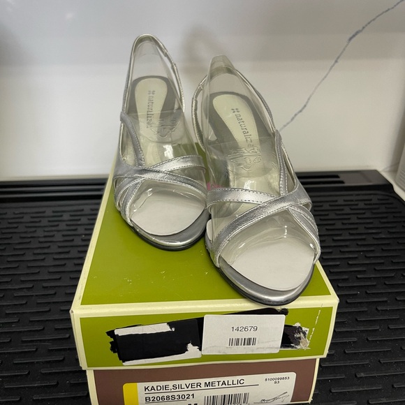 NATURALIZER Silver Metallic Comfort Summer Heels Sz 6.5 Dressy Kadie Prissy - Picture 2 of 14
